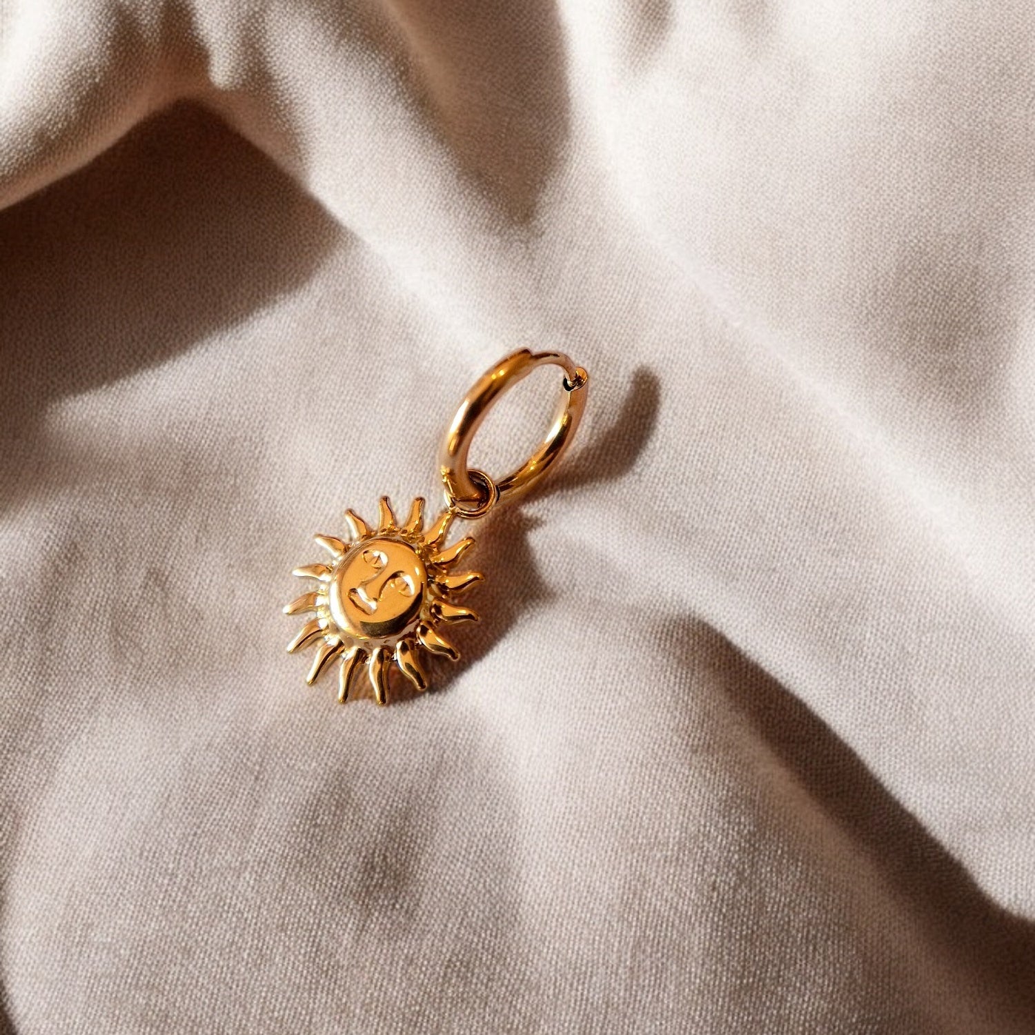 Sole invictus oro