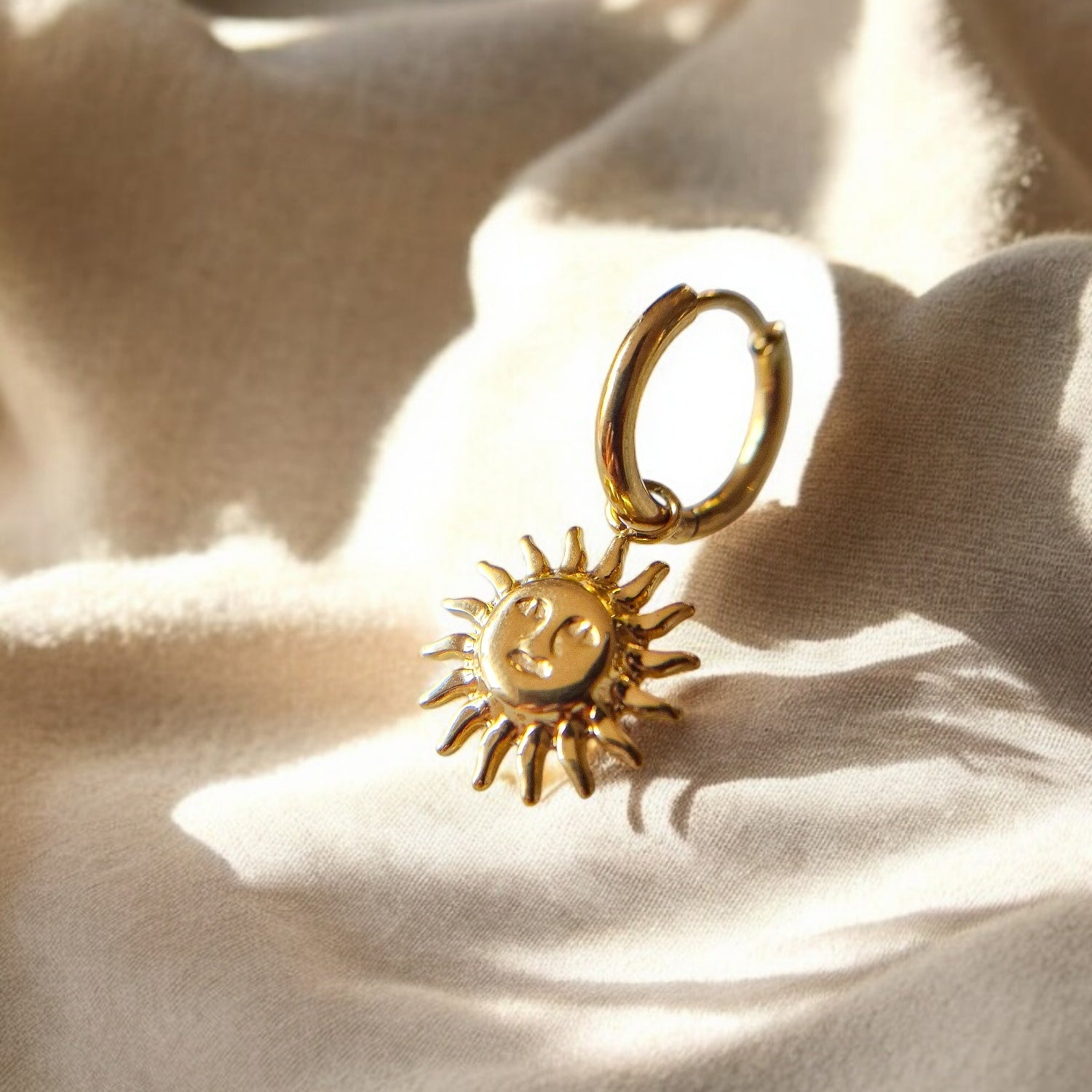 Sole invictus oro