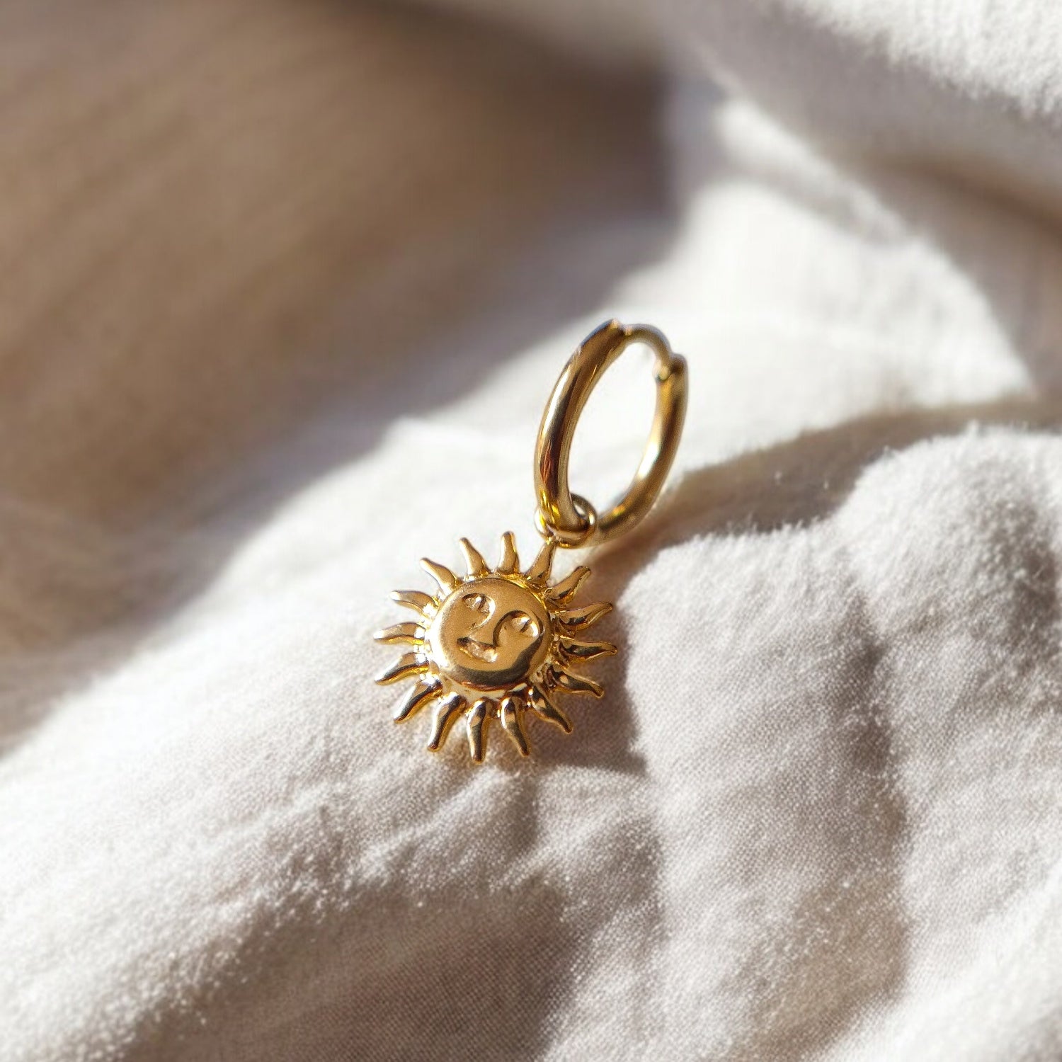 Sole invictus oro