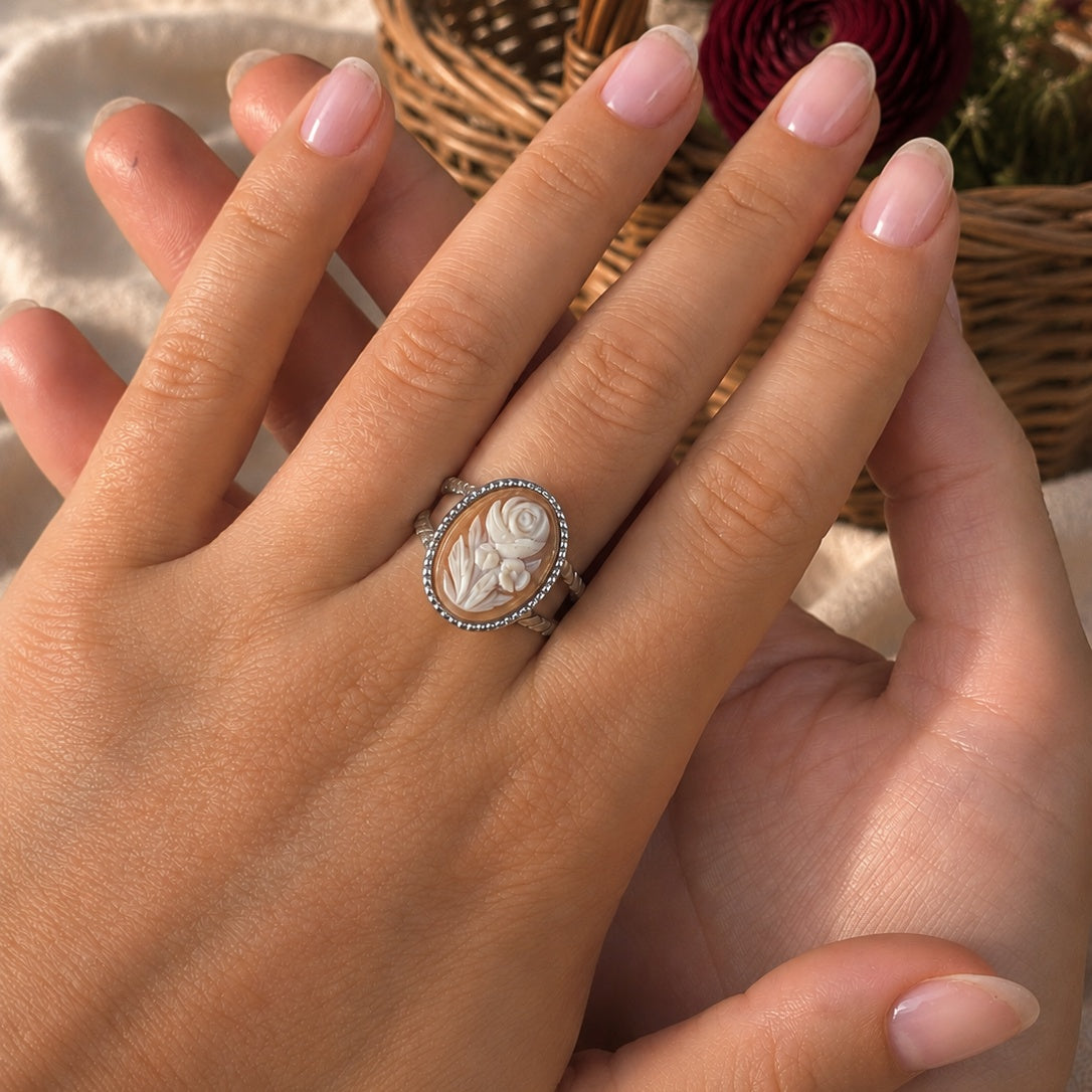 Anello Ranuncolo - cammeo in conchiglia