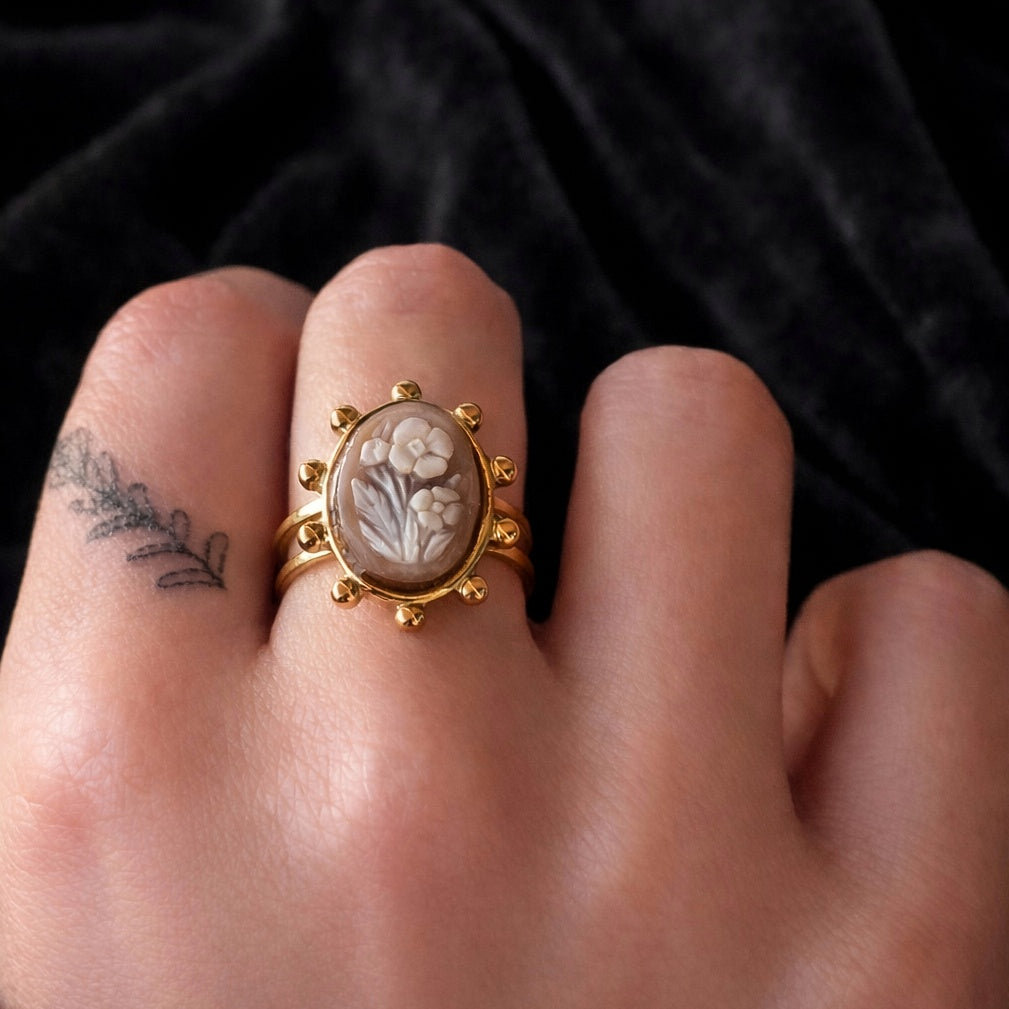 Fiori del male, V - cammeo in oro