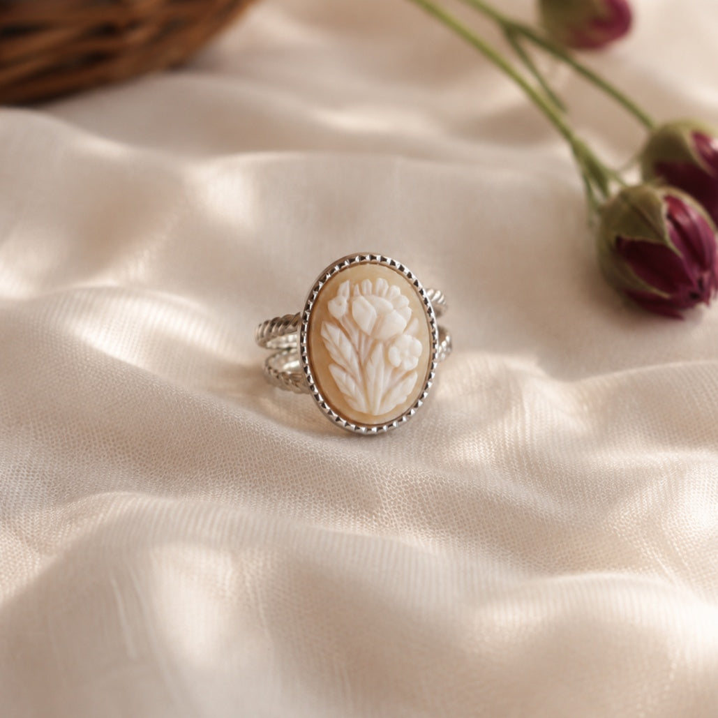 Anello Ranuncolo - cammeo in conchiglia