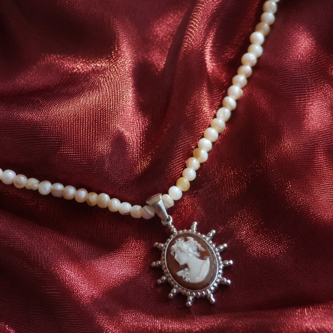 Collanina Era cammeo in conchiglia