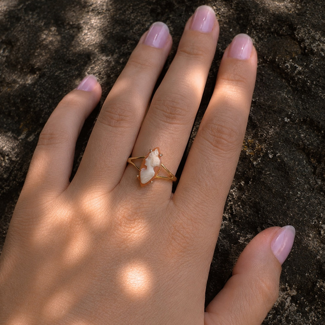 Anello a spoletta Penelope - cammeo in conchiglia