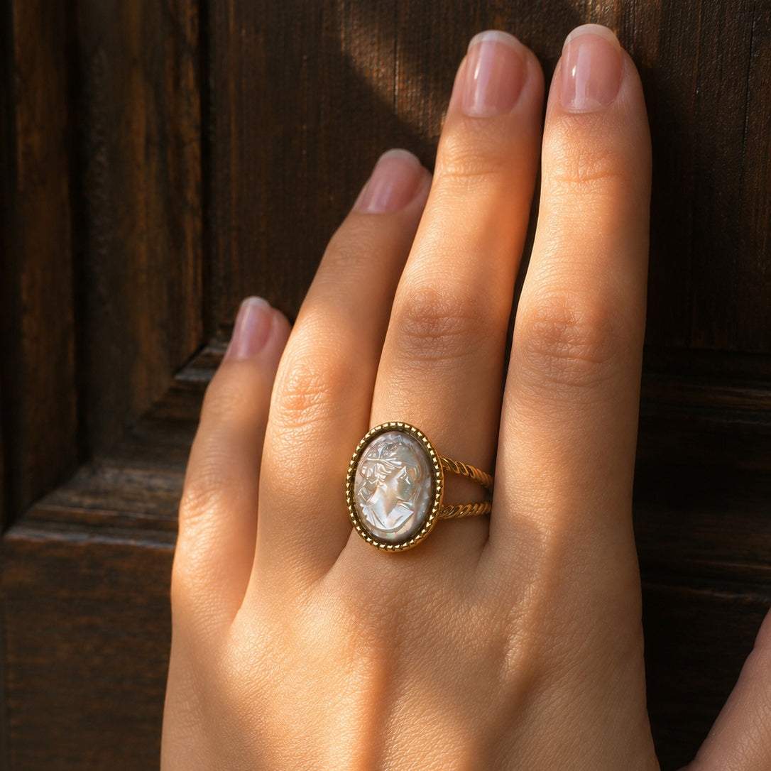 Anello Hermes - cammeo in madreperla