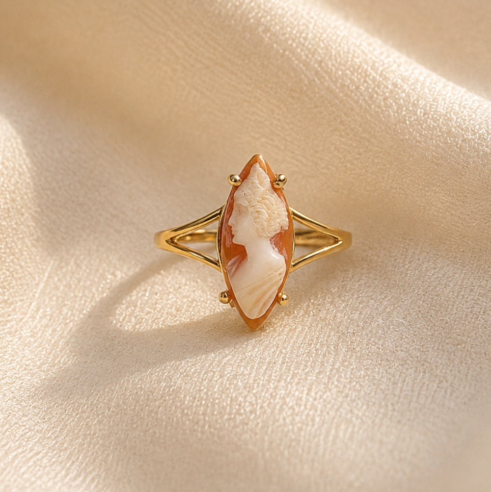 Anello a spoletta Penelope - cammeo in conchiglia