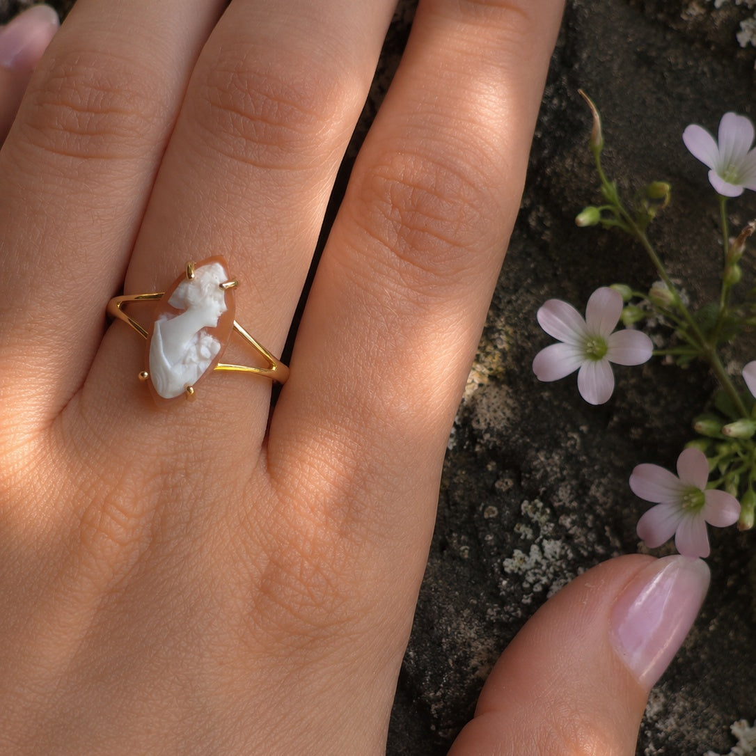 Anello a spoletta Clori - cammeo in conchiglia