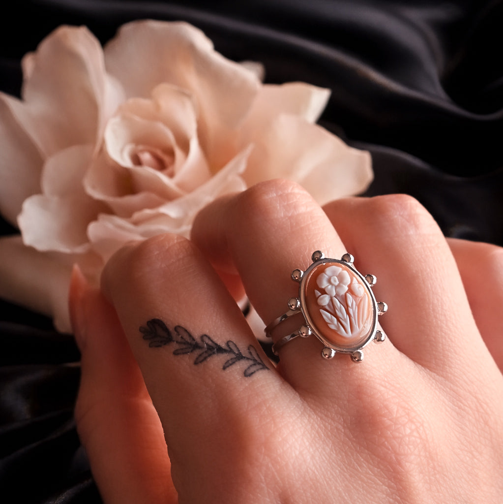 Fiori del male, IV - cammeo in argento