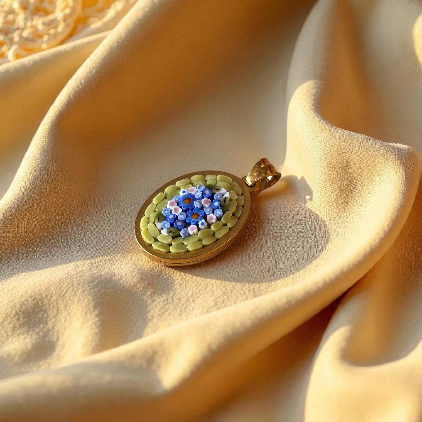 Ciondolino ovale verde pastello - oro