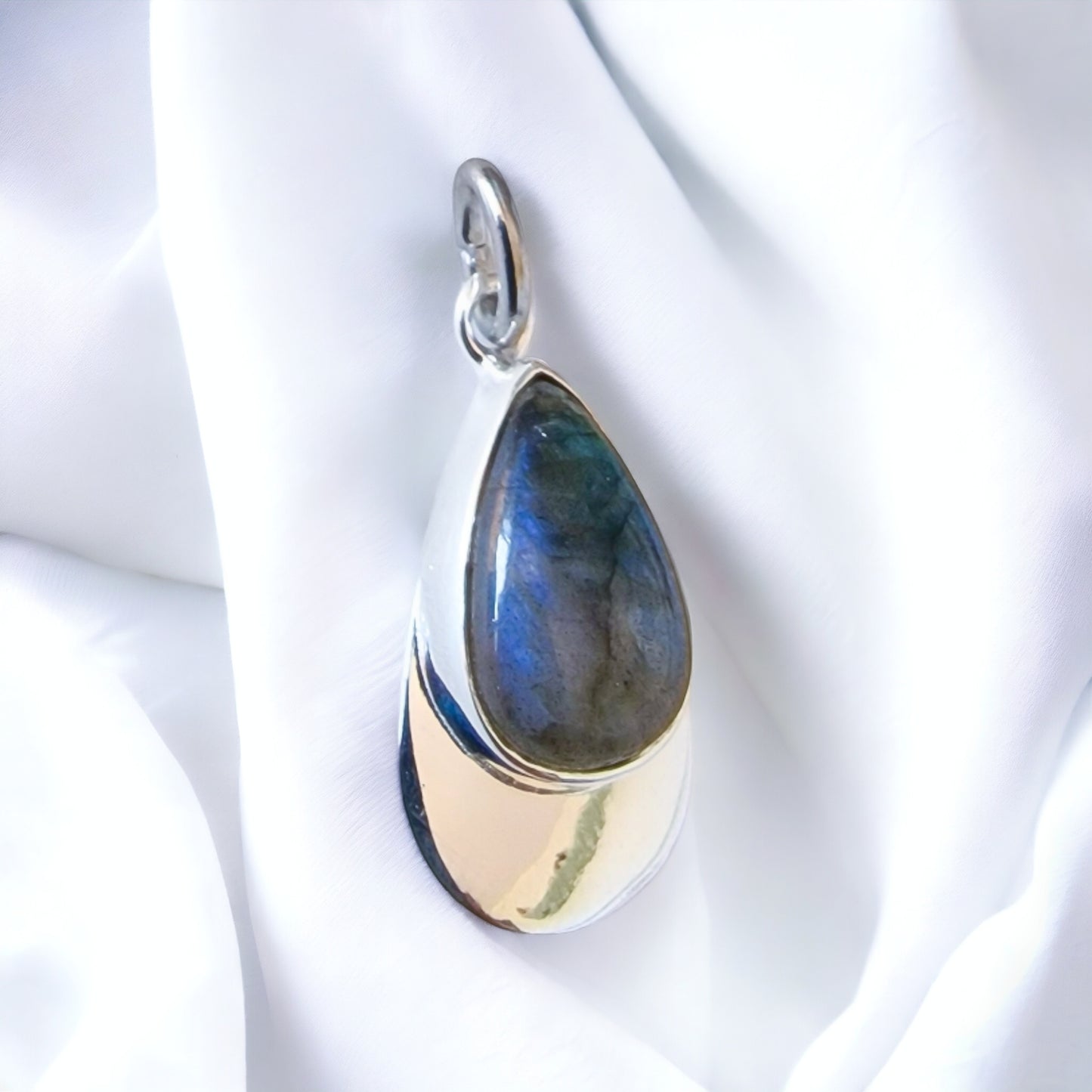 Lacrima in labradonite.