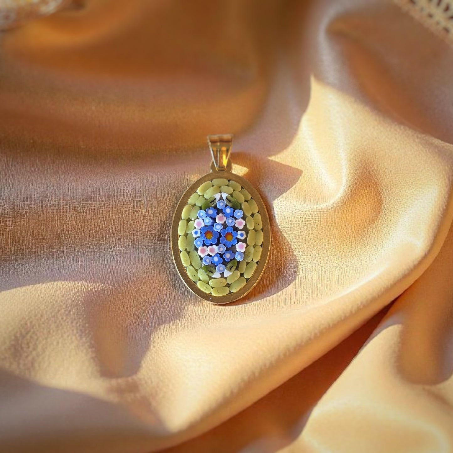 Ciondolino ovale verde pastello - oro