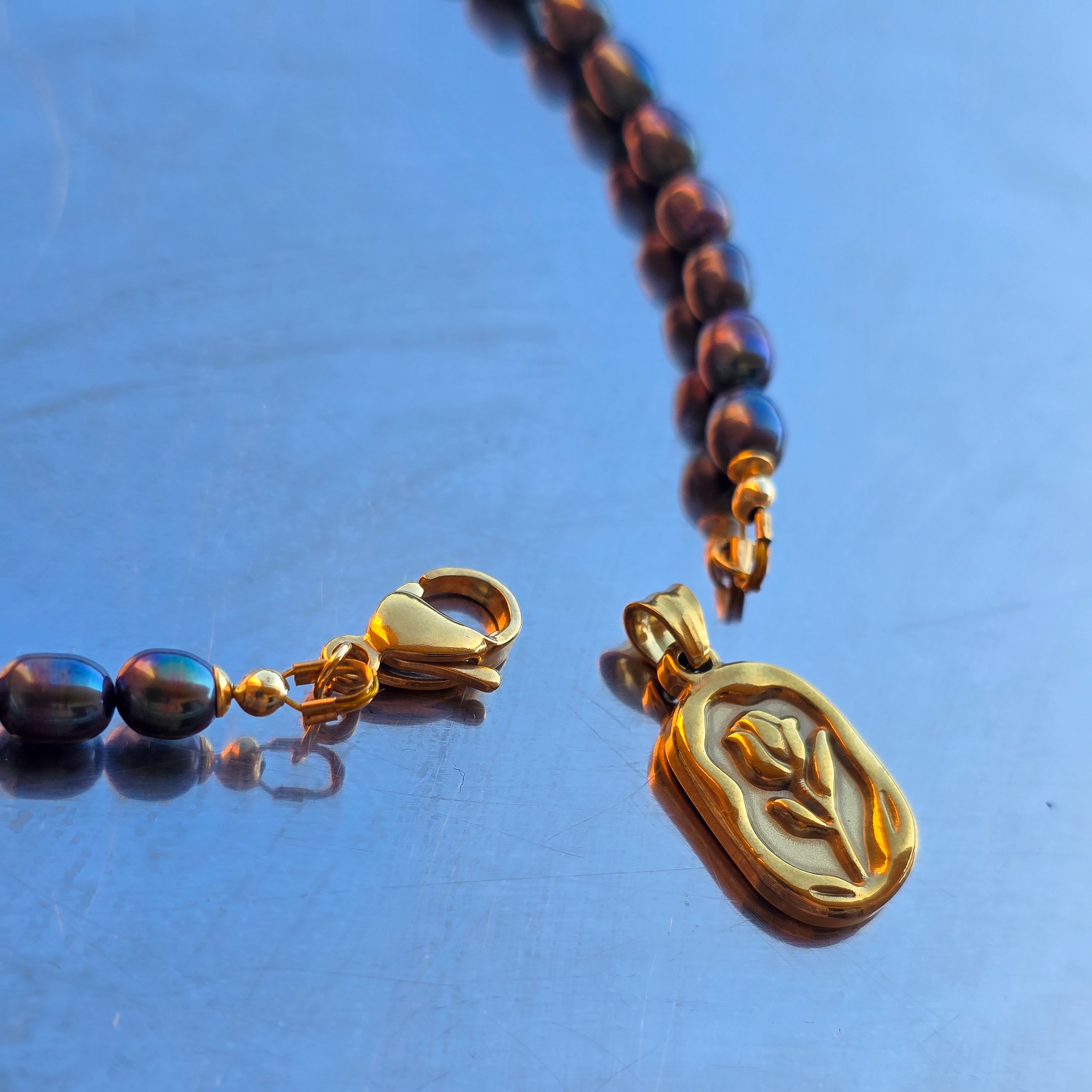 Perle di fiume nero-blu