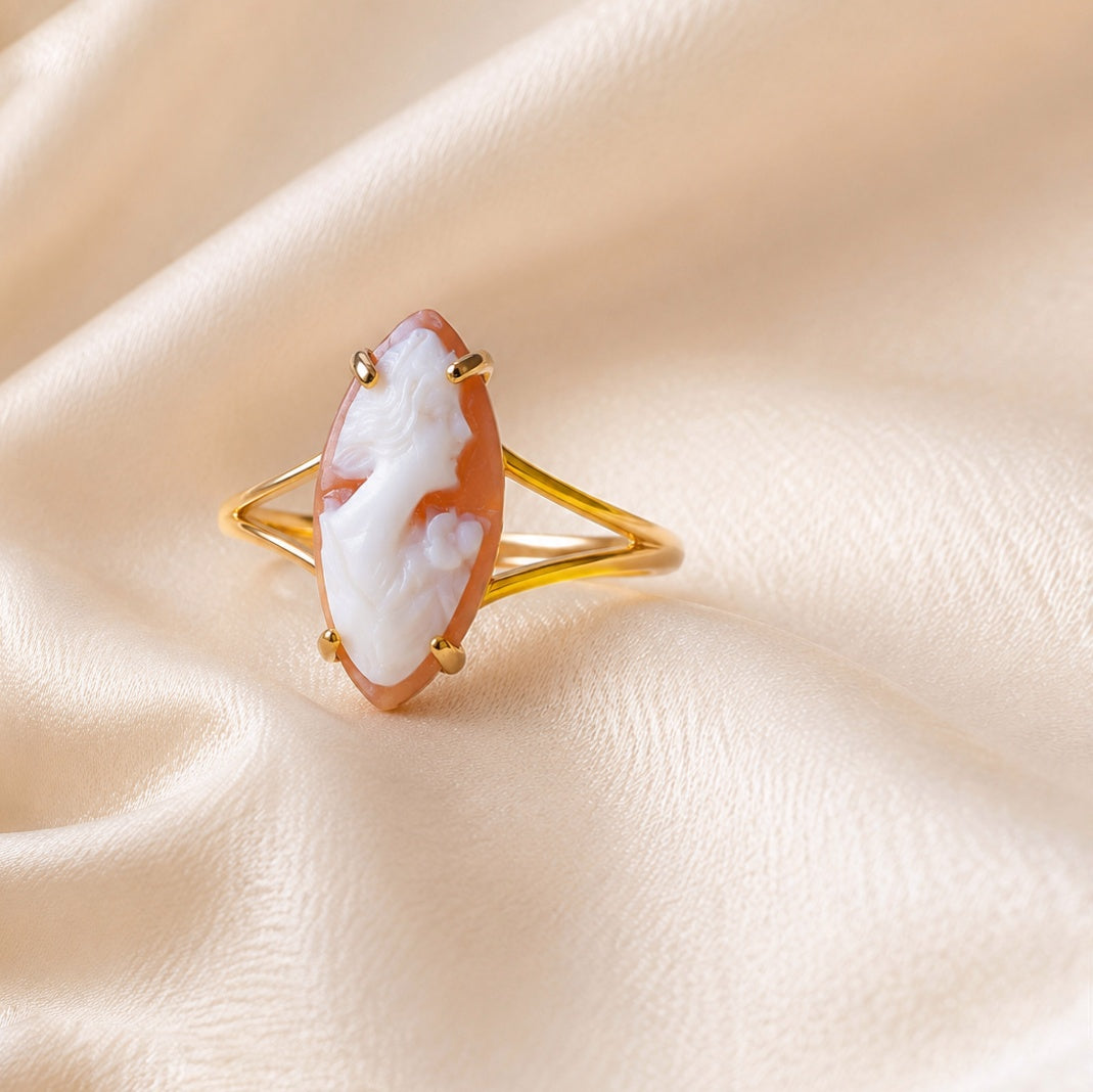 Anello a spoletta Clori - cammeo in conchiglia