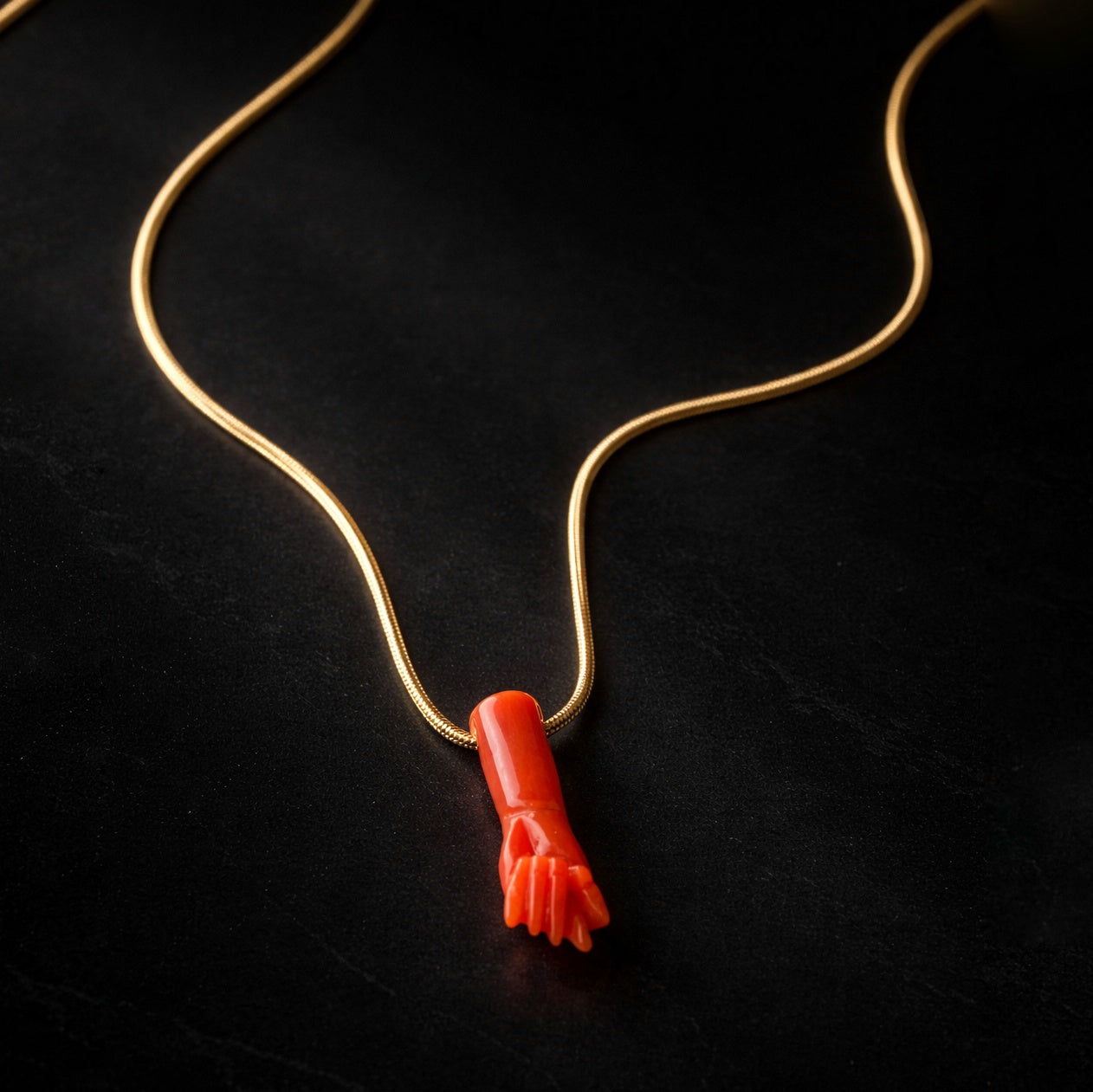 MANVS FICA in corallo