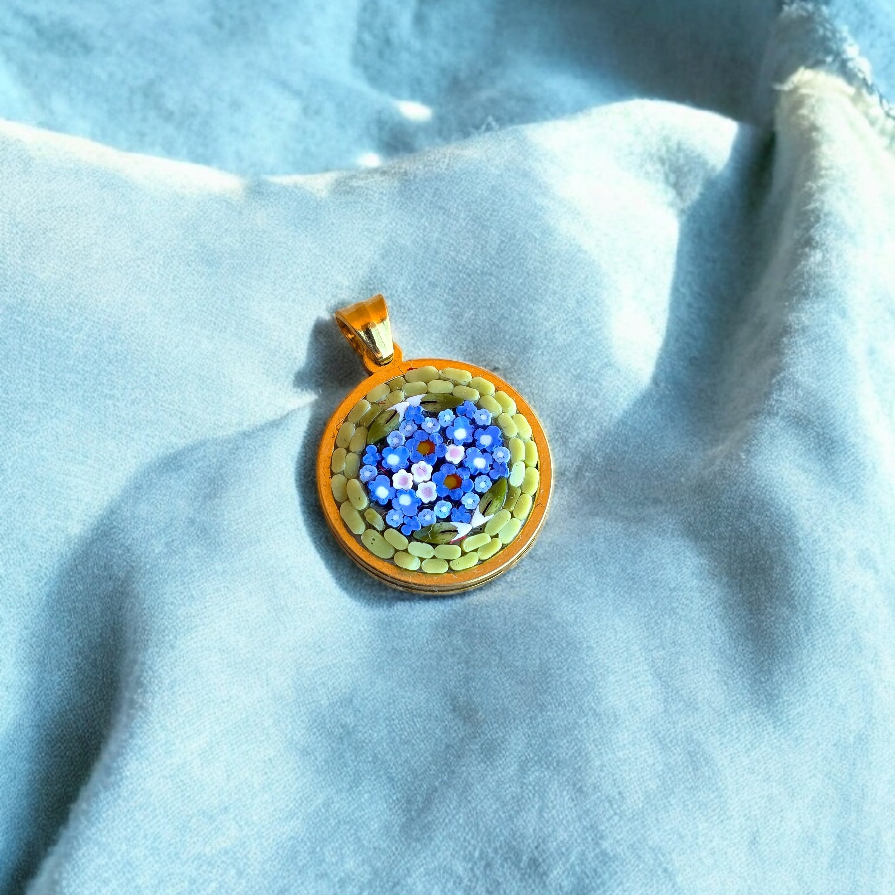 Ciondolino verde pastello oro