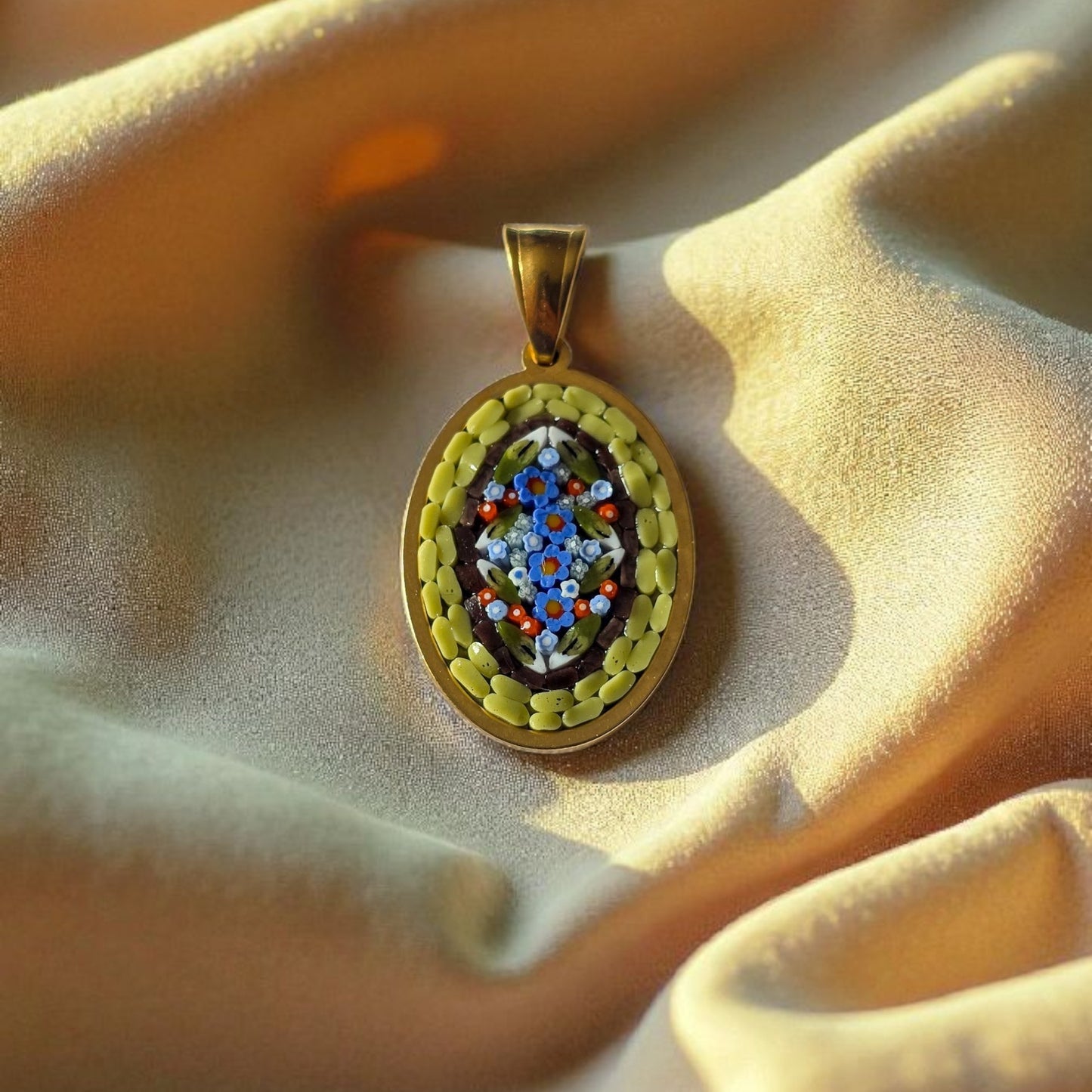 Ciondolo verde pastello oro