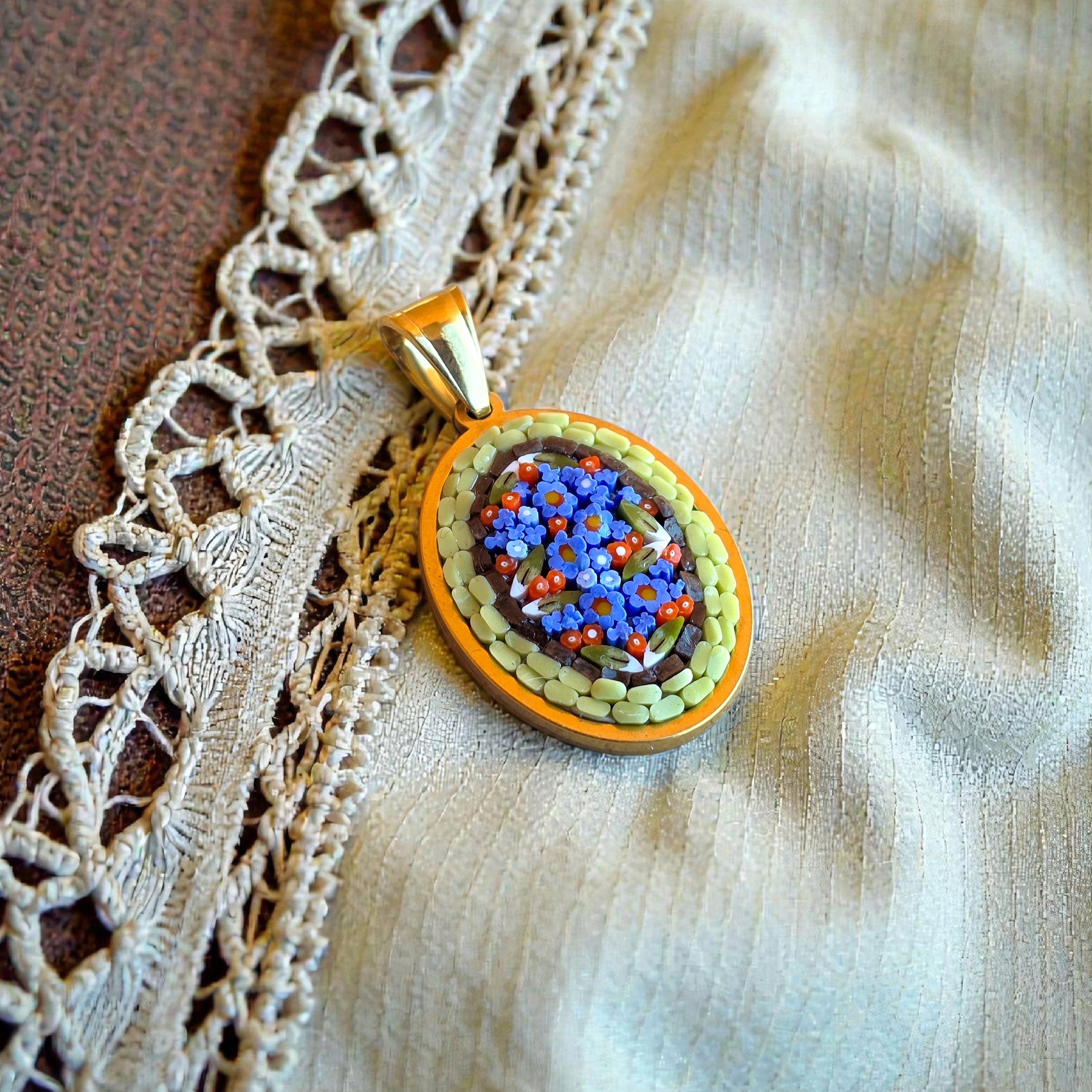 Ciondolo verde pastello oro