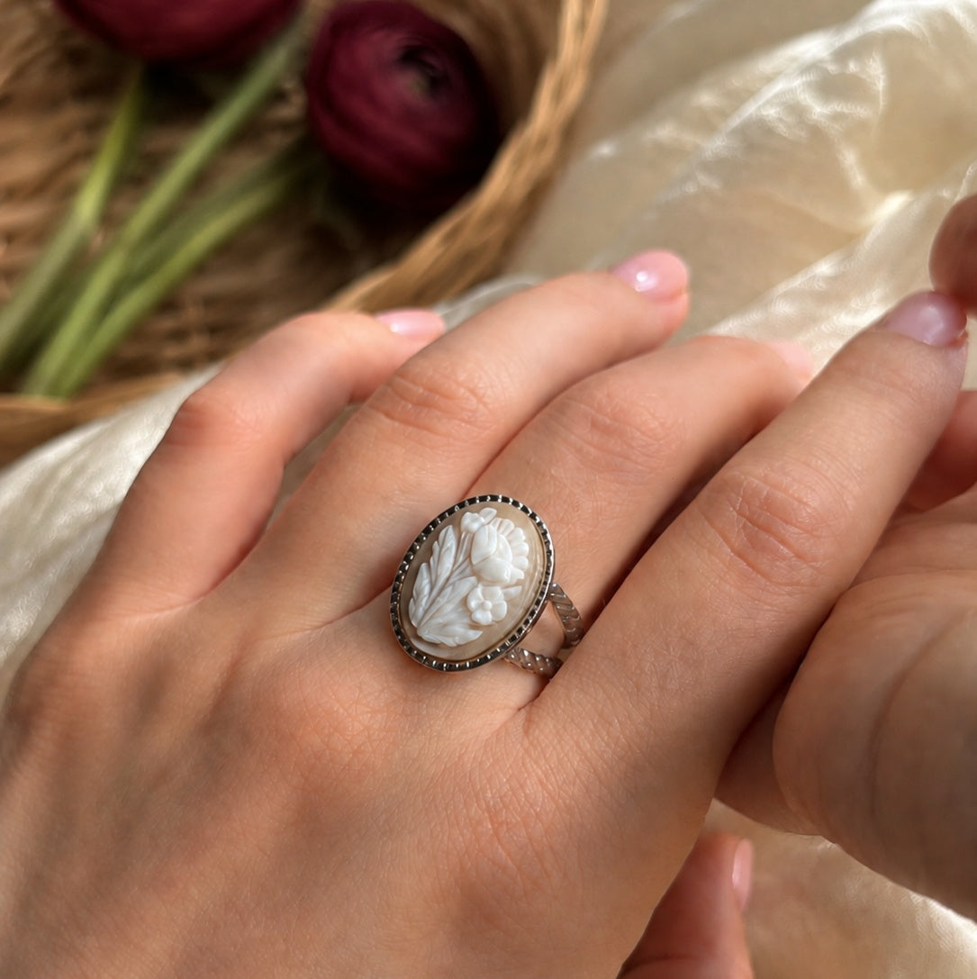 Anello Ranuncolo - cammeo in conchiglia