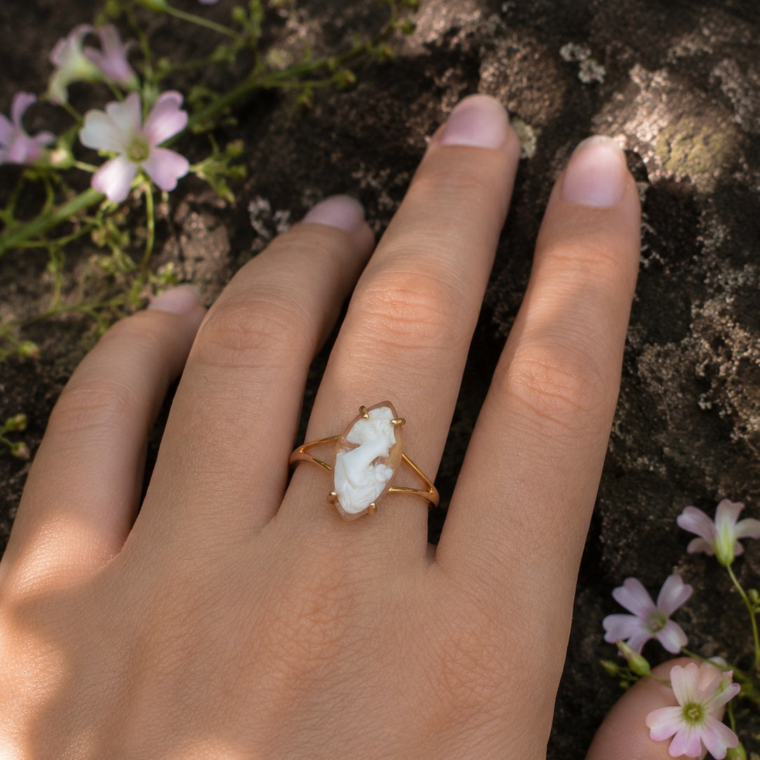 Anello a spoletta Clori - cammeo in conchiglia