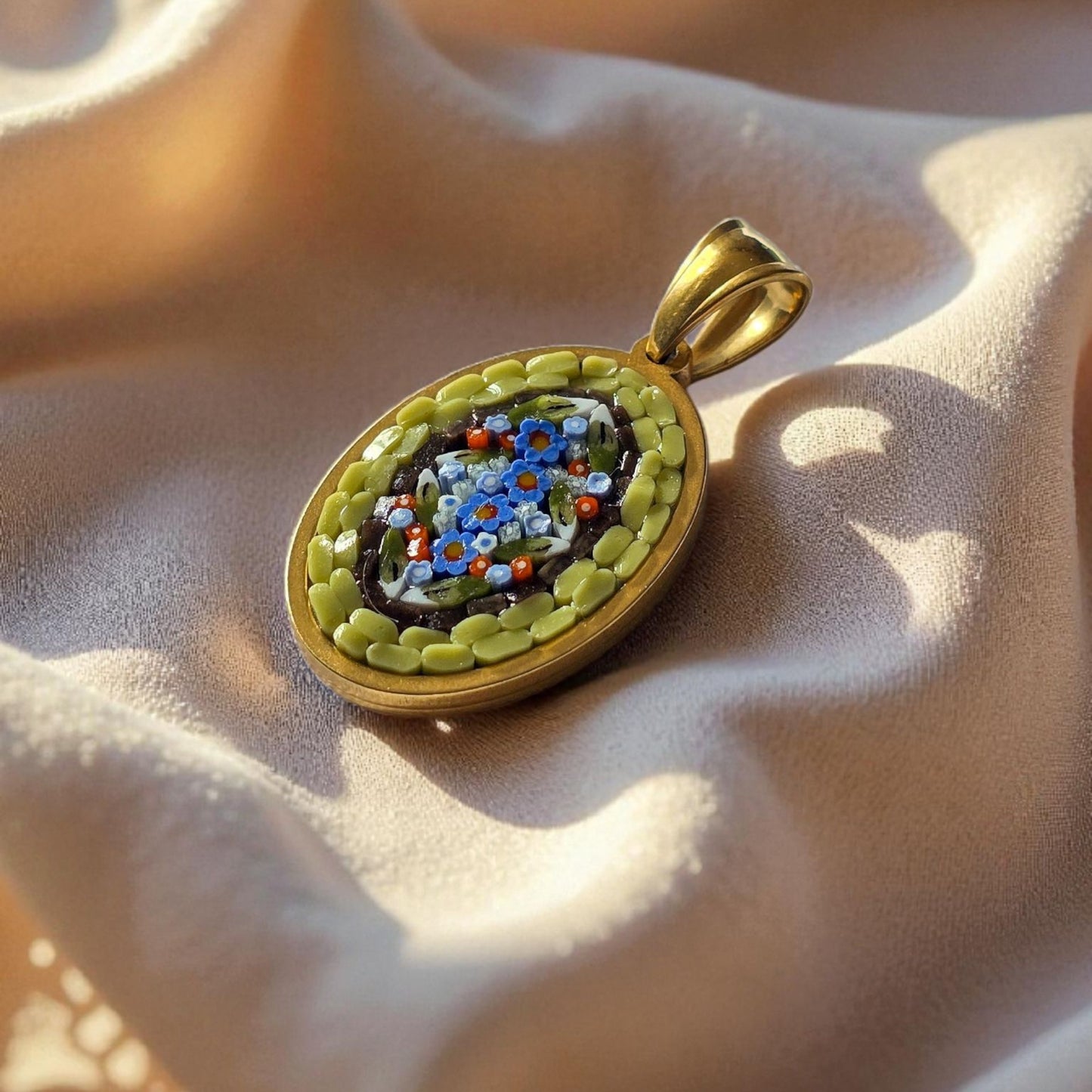 Ciondolo verde pastello oro