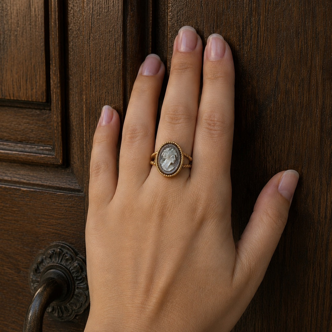 Anello Hermes - cammeo in madreperla
