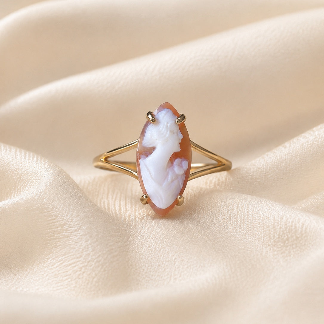 Anello a spoletta Clori - cammeo in conchiglia